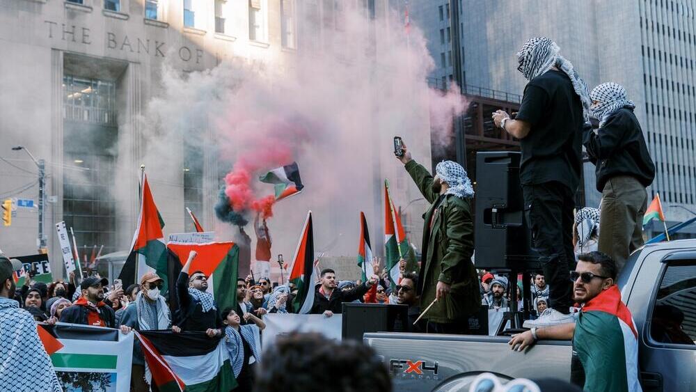 Pro-Palestinian protesters in Canada (Photo: nadtochiy/Shutterstock) מפגינים פרו-פלסטיניים בקנדה