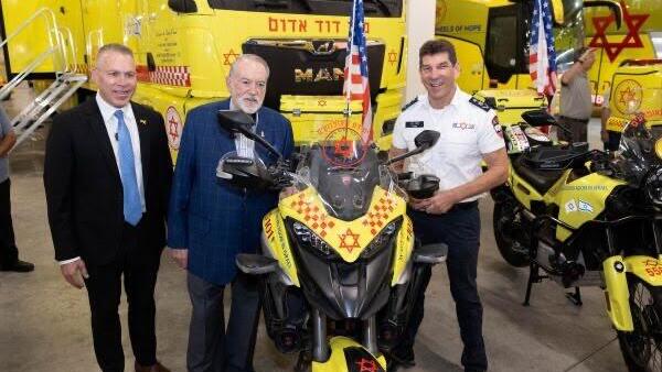 שגריר ארה"ב בישראל מייק האקבי בביקור מד"א
