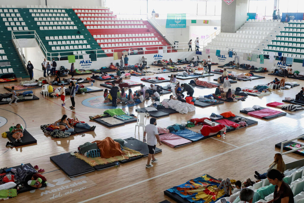 Evacuees in a sports hall in Manizales, after their homes collapsed or they were too afraid to return (Photo: Andres Camilo Valencia/Reuters) קולומביה רעידת אדמה רעש מניסאלס
