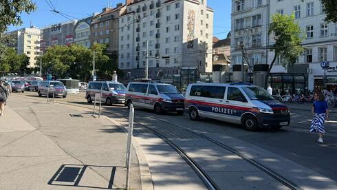 ניידות משטרה בווינה לקראת צעדת בית"ר ירושלים