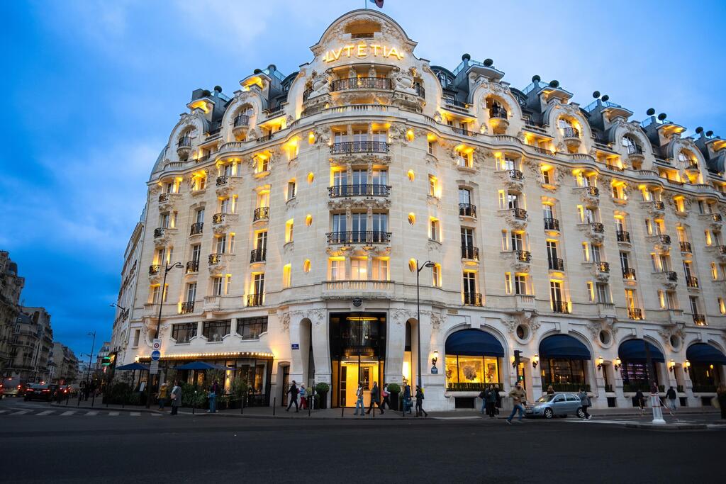 Lit up at night, with Art Nouveau and Art Deco features (Photo: NEKOMURA, Shutterstock) מאפיינים של אר-נבו ואר-דקו
