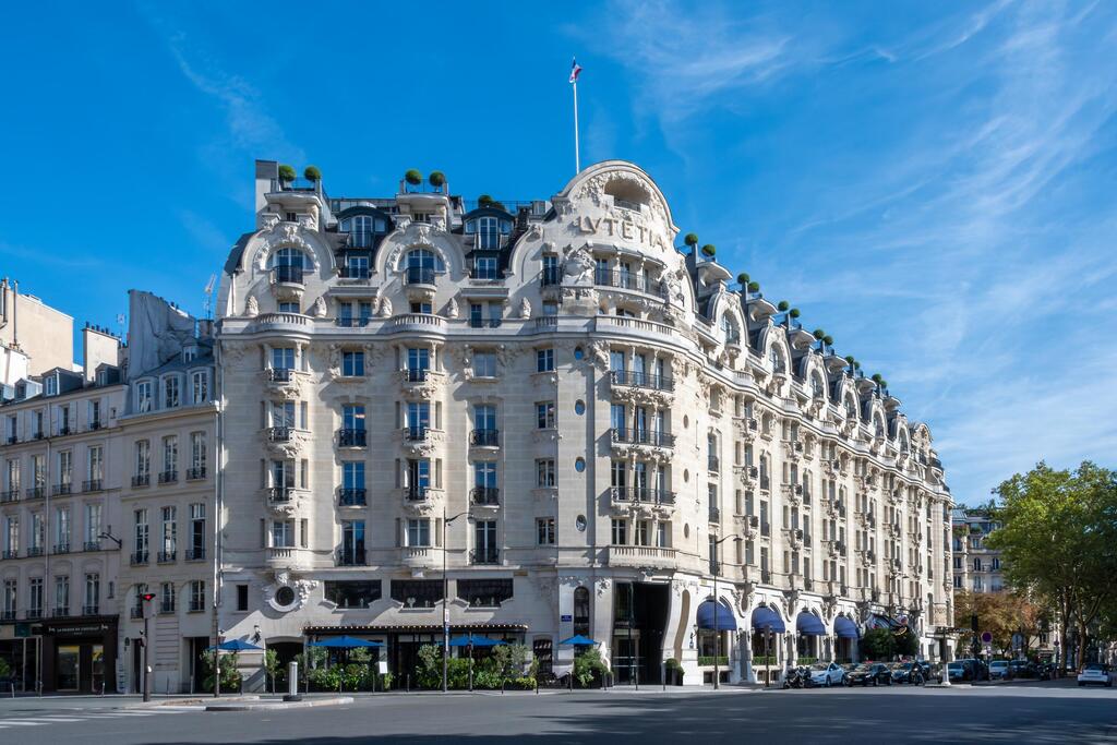 Hotel Lutetia in Paris' 6th arrondissement, directly across from the famous Le Bon Marché department store (Photo: HJBC, Shutterstock) מלון לוטסיה
