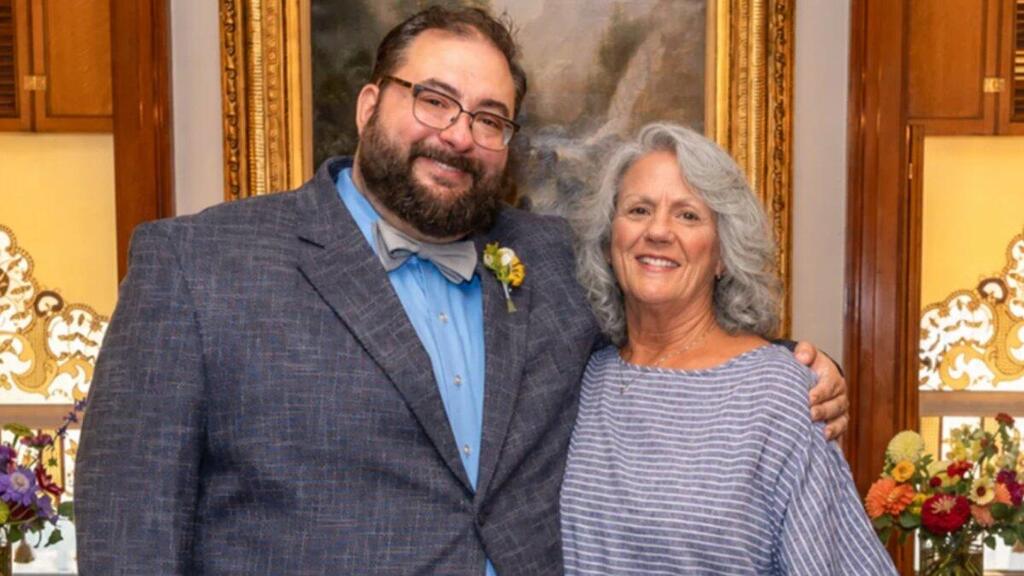 Mary Ellen Lukaszewicz and her son, Joseph Laedtke Hyder, who was allegedly conceived using the doctor’s sperm (Photo: Laedtke family) מרי אלן לוקזיץ' ובנה, ג'וזף לאדטקה היידר שנולד מזרעו של הרופא