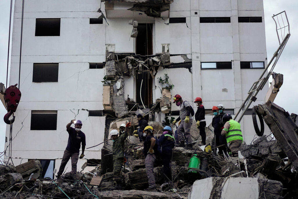 Rescuers at a partially collapsed building in Cali (Photo: Sergio Acero/Reuters) קולומביה רעידת אדמה רעש קאלי