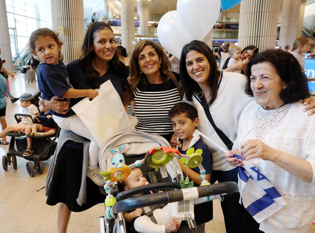 Smiles at Ben Gurion Airport (Photo: Shaul Golan) עולים חדשים ממוצא פרסי שהגיעו מארצות הברית