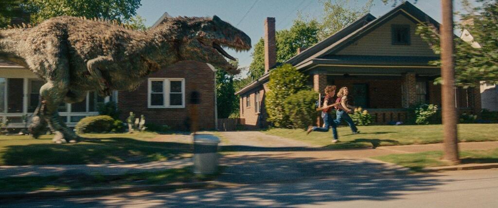 You said it was an iguana. I feel betrayed. From 'The End of Oak Street' (Photo: Courtesy of Tulip Entertainment) מתוך "סוף רחוב האלון"
