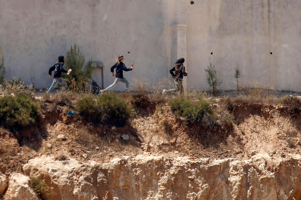 Young people near the village of Qusra (Photo: Zain JAAFAR / AFP) כפר קוסרה