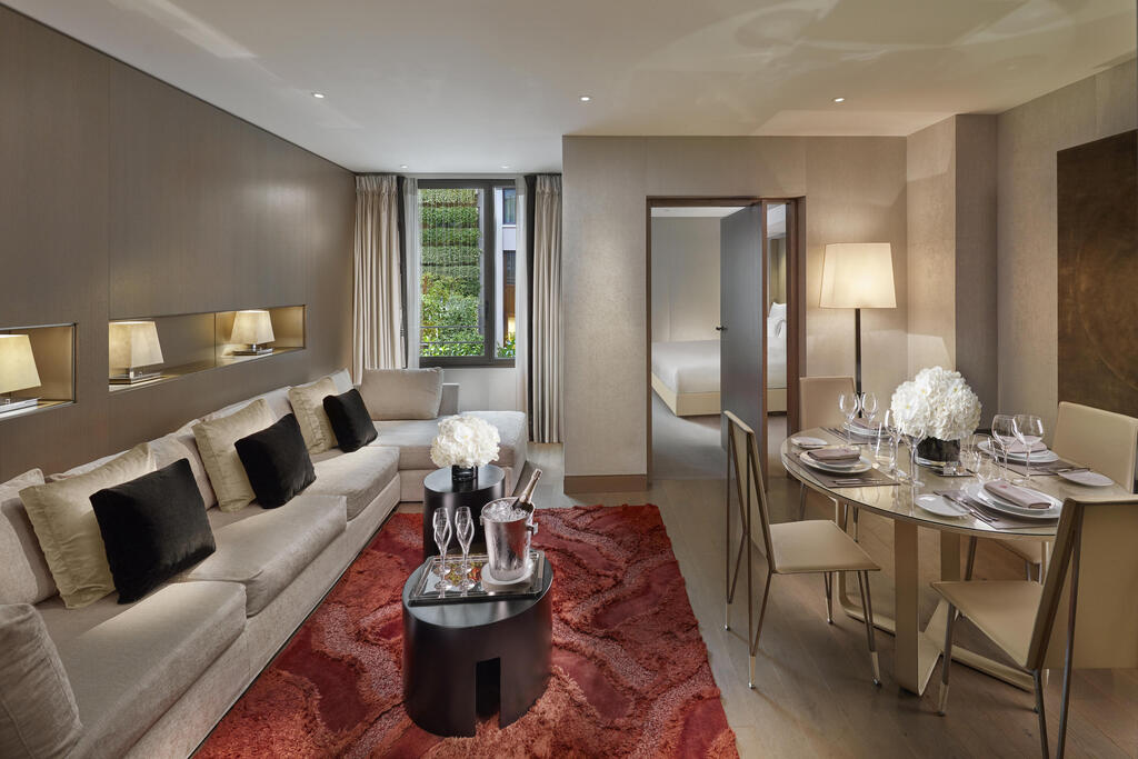One of the hotel's suites (Photo: Courtesy of Mandarin Oriental Lutetia) מלון לוטסיה