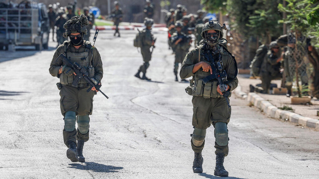 IDF soldiers operating in the village of Qusra (Photo: Zain Jaafar/AFP) כפר קוסרה