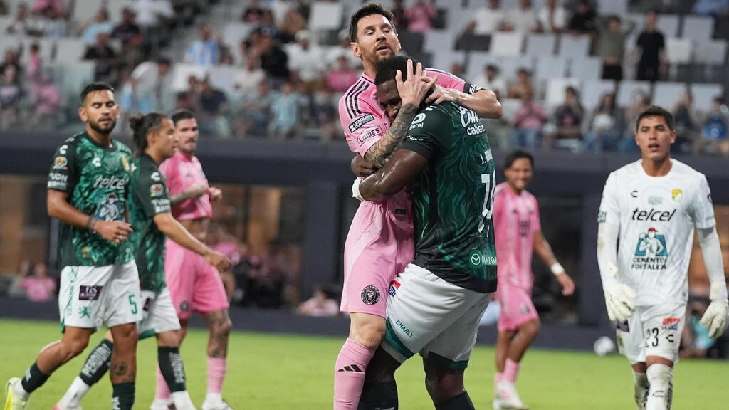 The game's viral moment — a collision turned into a hug, and the opponent took advantage (Photo: Lynne Sladky/AP) מסי באינטר מיאמי