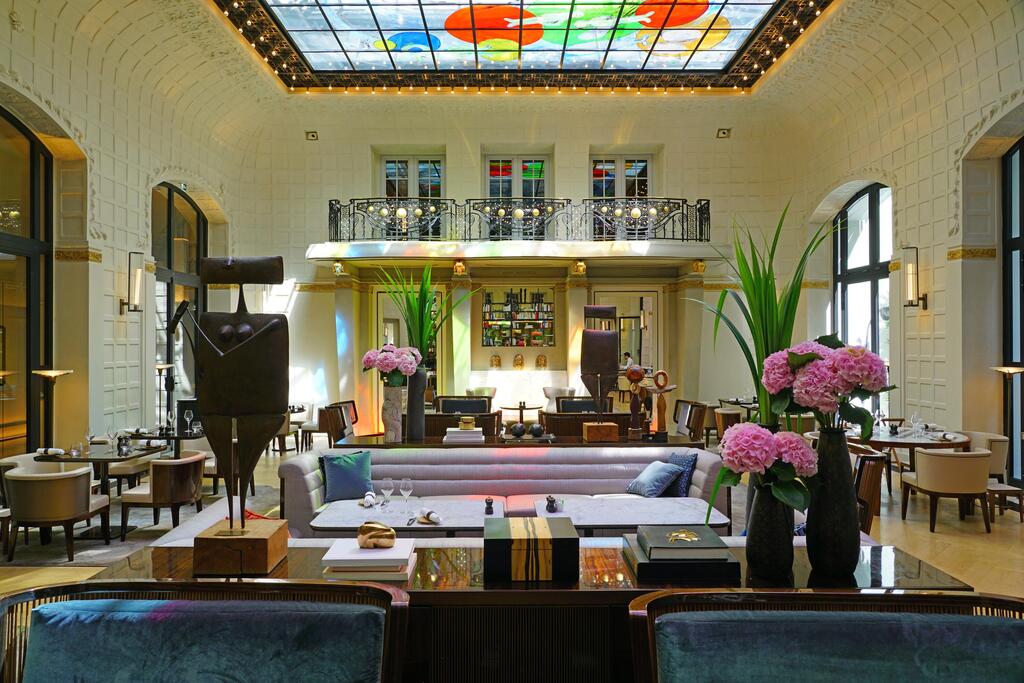The lobby; the redesign makes extensive use of color (Photo: EQRoy, Shutterstock) מלון לוטסיה