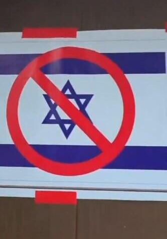 A 'No Entry' sign for Israelis posted at the entrance to the zoo (Photo: From social media) גירוש הישראלים מגן החיות בקוסמוי