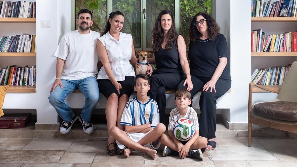 משפחת שינפלד-שובל - על הספה