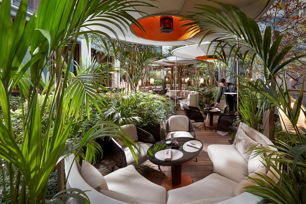 The garden bar (Photo: Courtesy of Mandarin Oriental Lutetia) מלון לוטסיה
