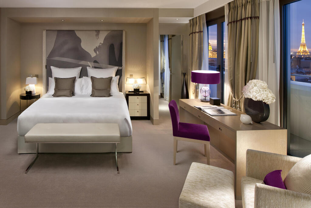 The Eiffel Tower can be seen from some of the windows (Photo: Courtesy of Mandarin Oriental Lutetia) מלון לוטסיה