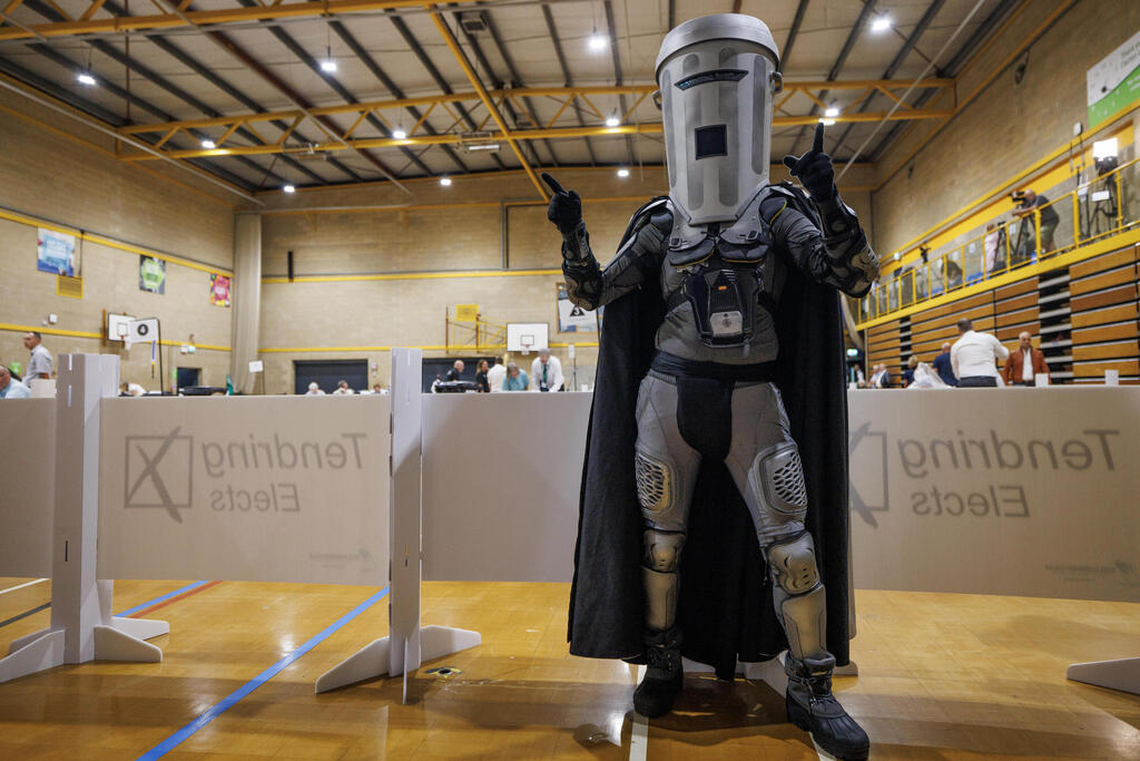 Count Binface, Farage's main rival a comedian dressed as a trash can (Photo: Dan Kitwood/Getty Images) Count Binface, Farage's main rival a comedian dressed as a trash can