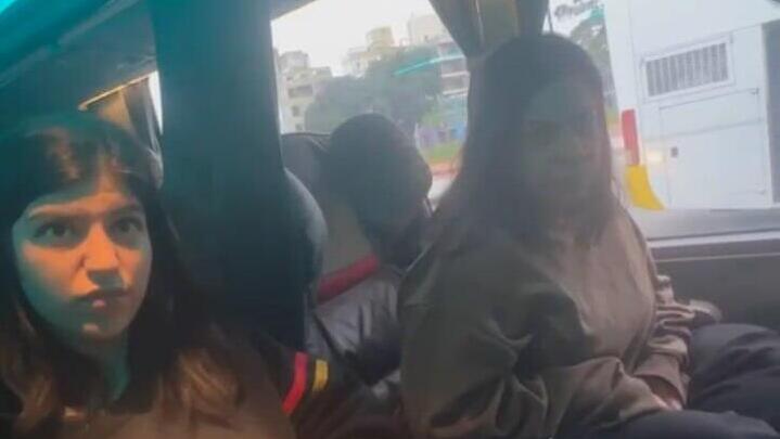 Liel and Mali were surprised whenan Israel Police representative boarded the bus and addressed them in Hebrew (Photo: Israel Police spokesperson) אותרו הנעדרות מלי וליאל יהלומי