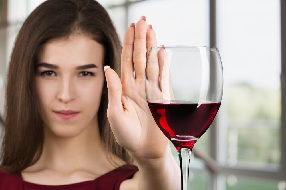 he harms of alcohol can accumulate from a young age and affect health later in life (Photo: Shutterstock) צעירה מסרבת למשקה אלכוהולי