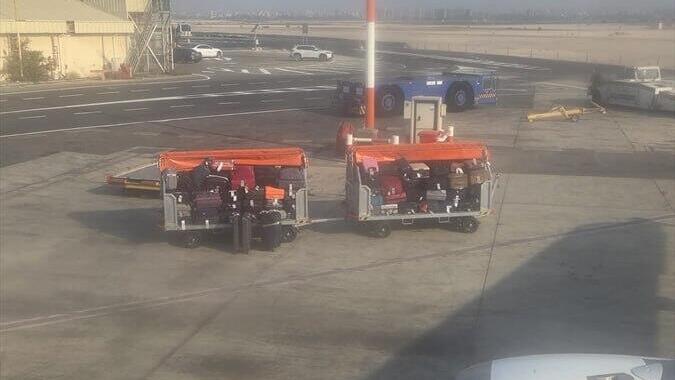 Luggage outside an Arkia plane (Photo: Avi Naor) טיסת ארקיע IZ74 שלא ממראיה עקב אי הגעת סוורים להעלות את המזוודות למטוס