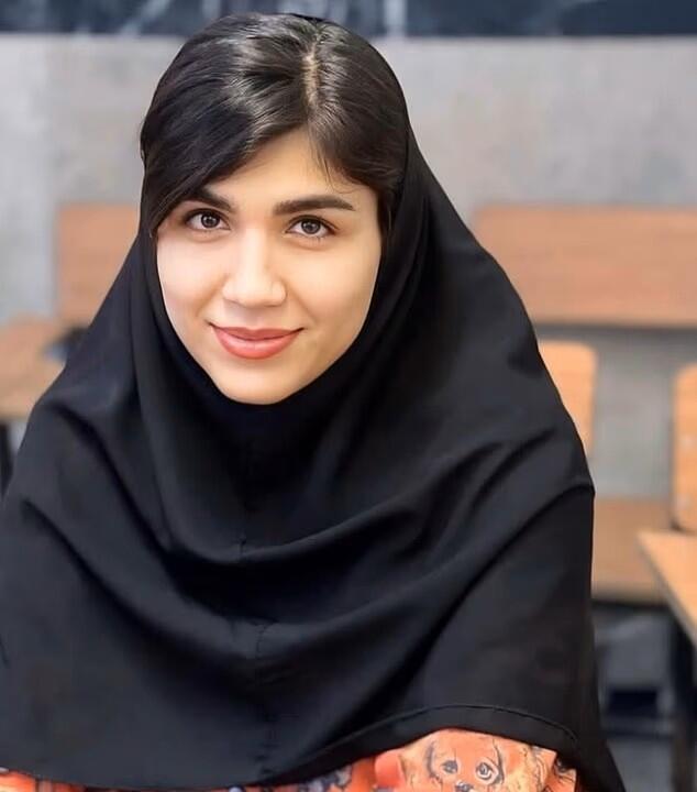 Daryaei with a hijab אהו דריאיי איראנית שהתפשטה באוניברסיטה ב טהרן איראן ב-2024 ואושפזה בכפייה כעונש