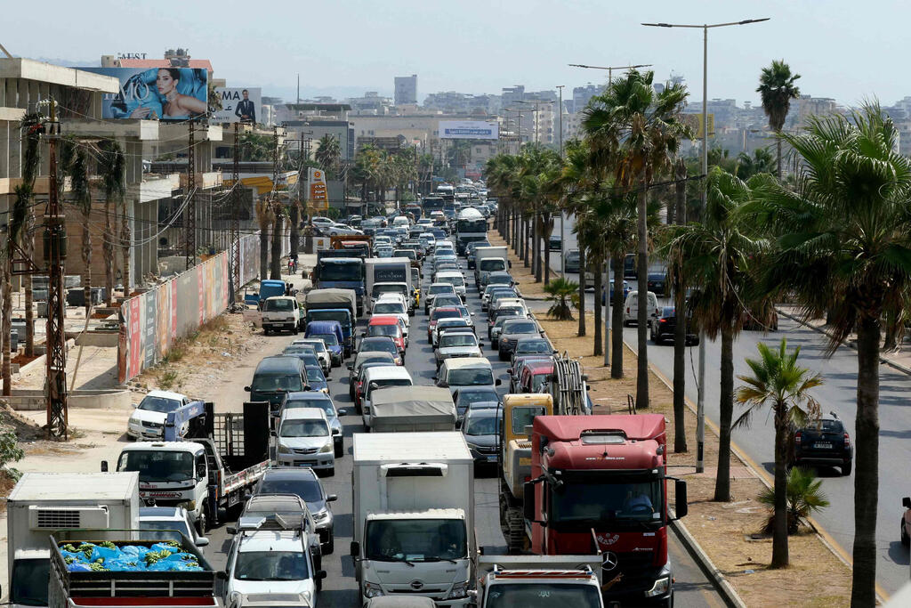 Southern Lebanese heading north after the strikes (Photo: Mahmoud ZAYYAT / AFP) תושבים נמלטים מדרום לבנון