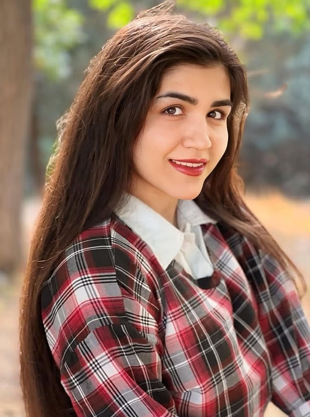 Ahoo Daryaei אהו דריאיי איראנית שהתפשטה באוניברסיטה ב טהרן איראן ב-2024 ואושפזה בכפייה כעונש
