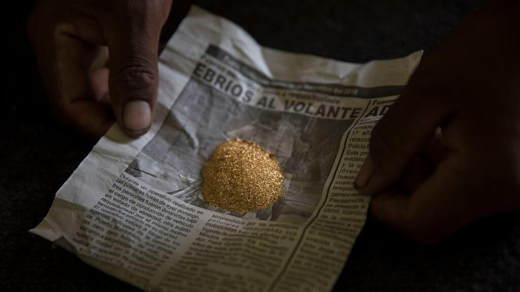 A little gold mined illegally in Madre de Dios, Peru (Photo: Rodrigo Abd/AP) מעט זהב שנכרה באופן בלתי חוקי במאדרה דה דיוס שבפרו