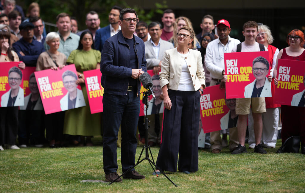 The clothes of new British Prime Minister Andy Burnham are a tool through which he signals distance from London and the political elite (Photo: Christopher Furlong/Getty Images) ראש ממשלת בריטניה אנדי ברנהאם באירוע במנצ'סטר, 2026
