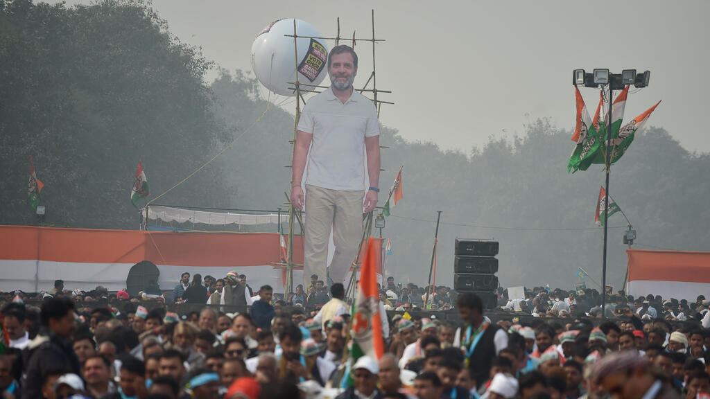 Indian opposition leader Rahul Gandhi built himself a public image based largely on a white polo shirt (Photo: Ritesh Shukla/Getty Images) פוסטר בדמותו של רהול גנדי בהפגנה נגד הממשלה בהודו, 2025