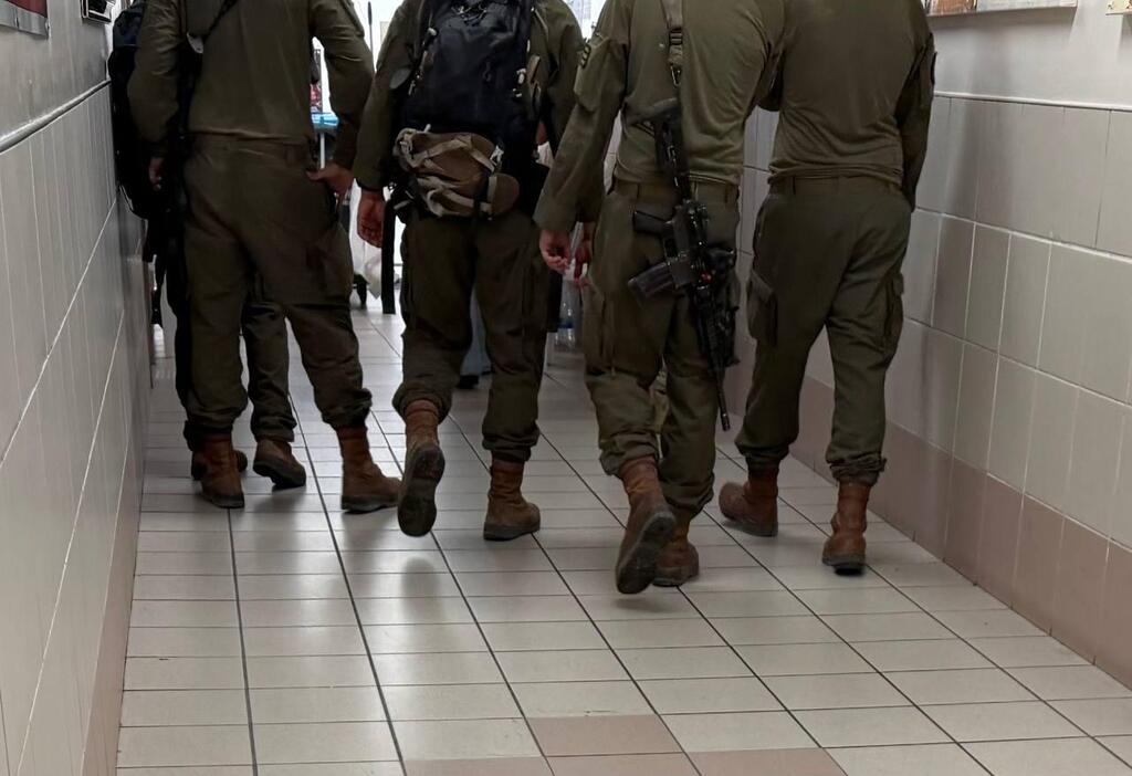 חיילים באו לחזק את הפצועים