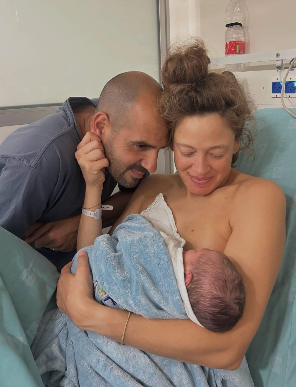מזל טוב! כוכבת "חתונמי" איילה מינקר ובעלה רפאל ששון עם בנם הבכור (צילום מסך: אינסטגרם ) איילה מינקר חתונמי עונה שבע אמא