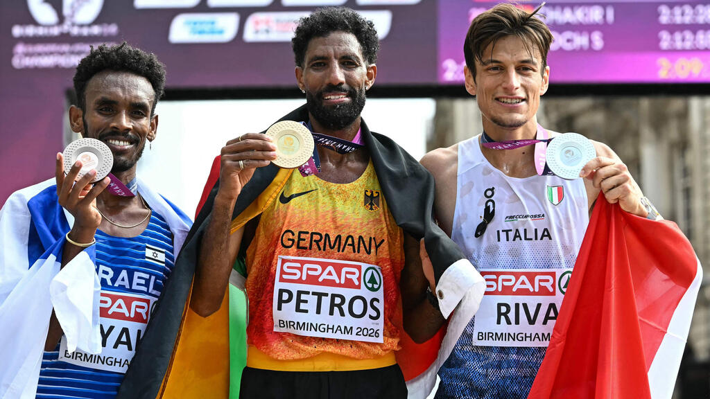 Isareli marathon runner Gashau Ayale with his bronze medal (Photo: Paul Ellis/ AFP) המרתוניסט הישראלי גשאו איילה עם מדליית הארד