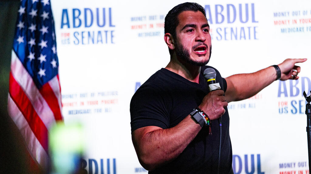 Democratic Senate candidate in Michigan, Abdul El-Sayed in his trademark black V-neck T-shirt (Photo: Emily Elconin/Getty Images) עבדול אל-סייד באירוע בחירות במישיגן, 2026