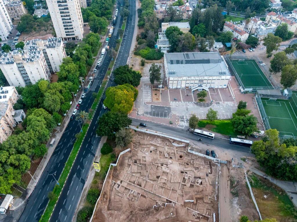 Aerial view of the Israel Antiquities Authority excavation in Ramat Gan (Photo: Assaf Peretz, Israel Antiquities Authority) אזור החפירה ברמת גן, מבט מהאוויר