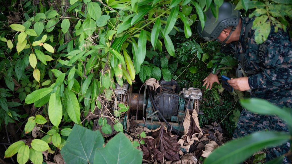 Discovery of an engine used in illegal gold mining (Photo: Guadalupe Pardo/AP) גילוי של מנוע המשמש לכריית זהב בלתי חוקית באמזונס הפרואני