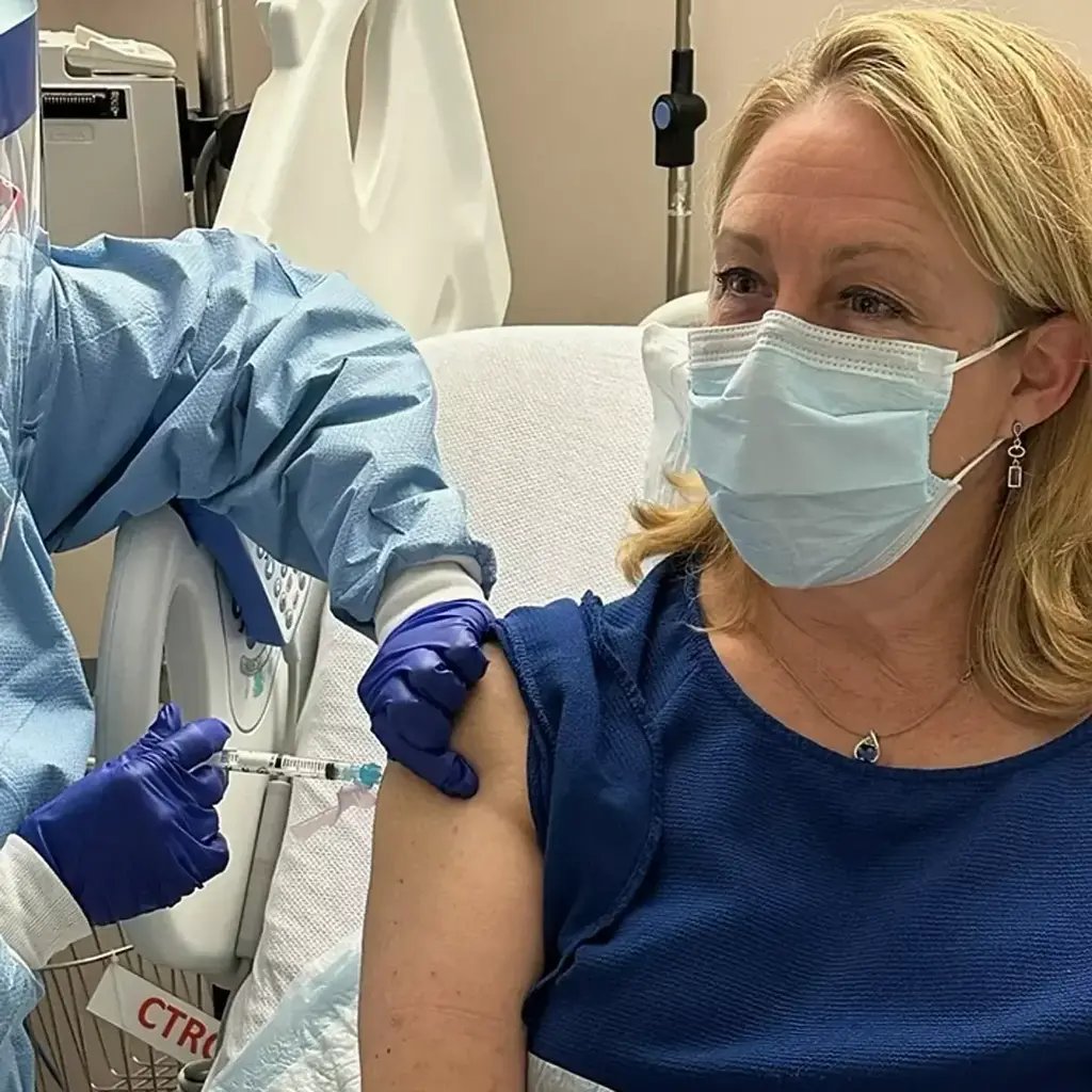 Dr. Stacy Norton (Photo: Dr. Stacy Norton via AP) ד"ר סטייסי נורטון מטקסס מקבלת חיסון ניסיוני נגד סרטן