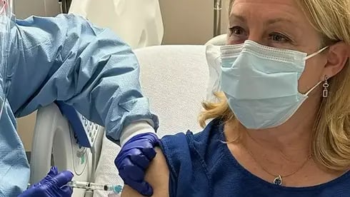 ד"ר סטייסי נורטון מטקסס מקבלת חיסון ניסיוני נגד סרטן