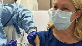 ד"ר סטייסי נורטון מטקסס מקבלת חיסון ניסיוני נגד סרטן