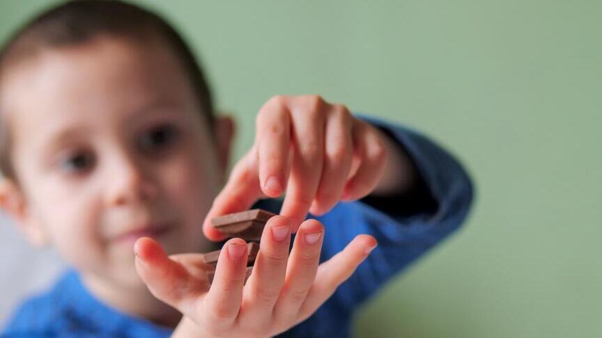 Illustration (Photo: Shutterstock) ילד אוכל שוקולד