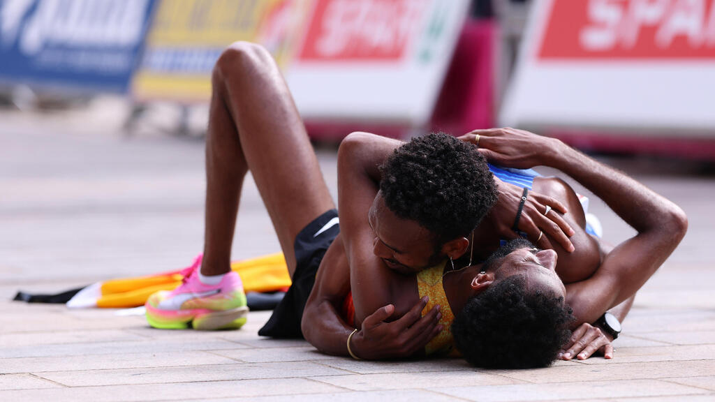 Gashau Ayale with gold medalist Amanal Petros of Germany (Photo: Maja Hitij/Getty Images for European Athletics) המרתוניסט הישראלי גשאו איילה עם הגרמני אמנאל פטרוס