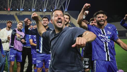 עומר פרץ ושחקני הפועל פ"ת חוגגים, בעונה שעברה