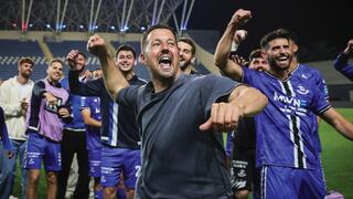 עומר פרץ ושחקני הפועל פ"ת חוגגים, בעונה שעברה