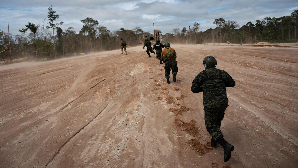 Peruvian Navy soldiers raid illegal gold mining sites (Photo: Guadalupe Pardo/AP) חיילי חיל הים הפרואני פושטים על אתר כריית זהב הפועל בניגוד לחוק
