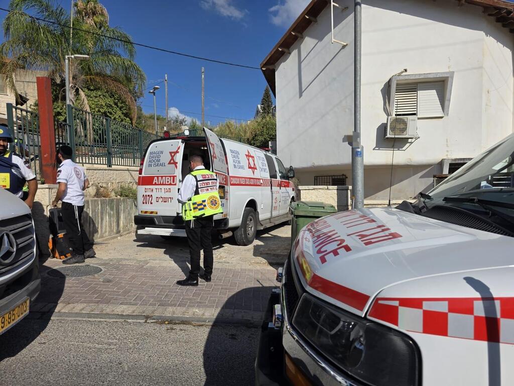 First responders at the scene of the stabbing in Beit Shemesh (Photo: Magen David Adom) בית שמש