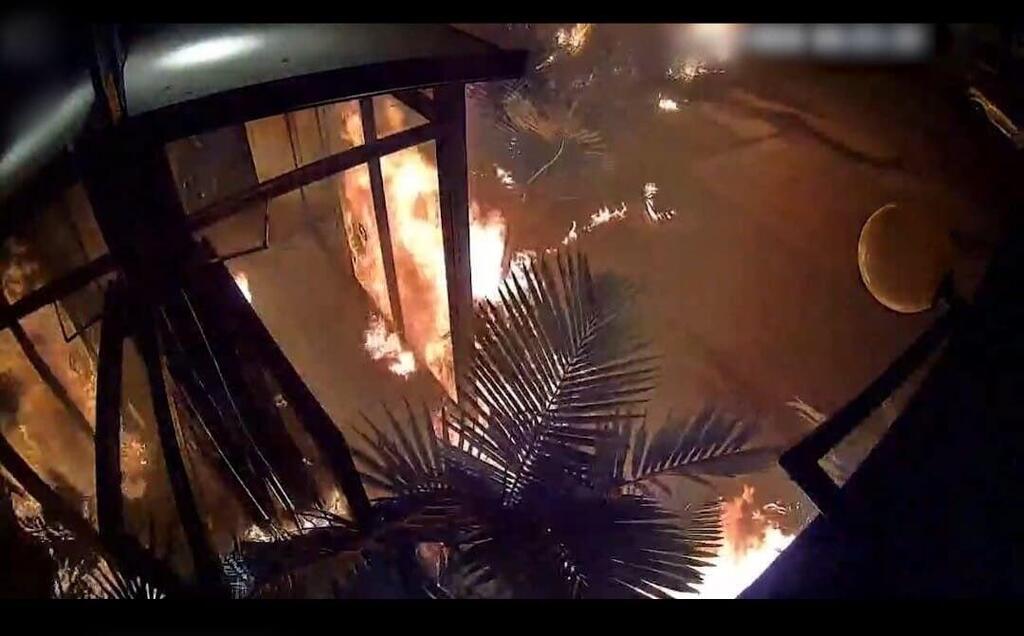Japanika’s Givatayim branch in flames (Photo: Israel Police) סניף ג'פניקה בגבעתיים עולה בלהבות