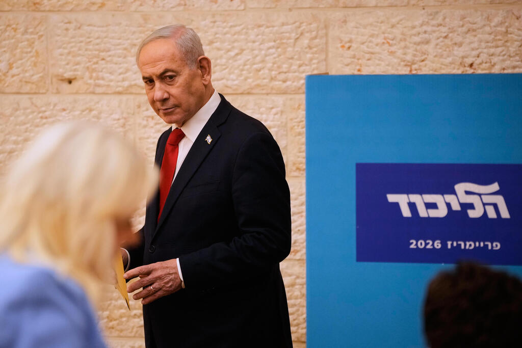Prime Minister Benjamin Netanyahu votes in the Likud primary (Photo: AP Photo/Ohad Zwigenberg, Pool) ראש הממשלה בנימין נתניהו מצביע בפריימריז לליכוד