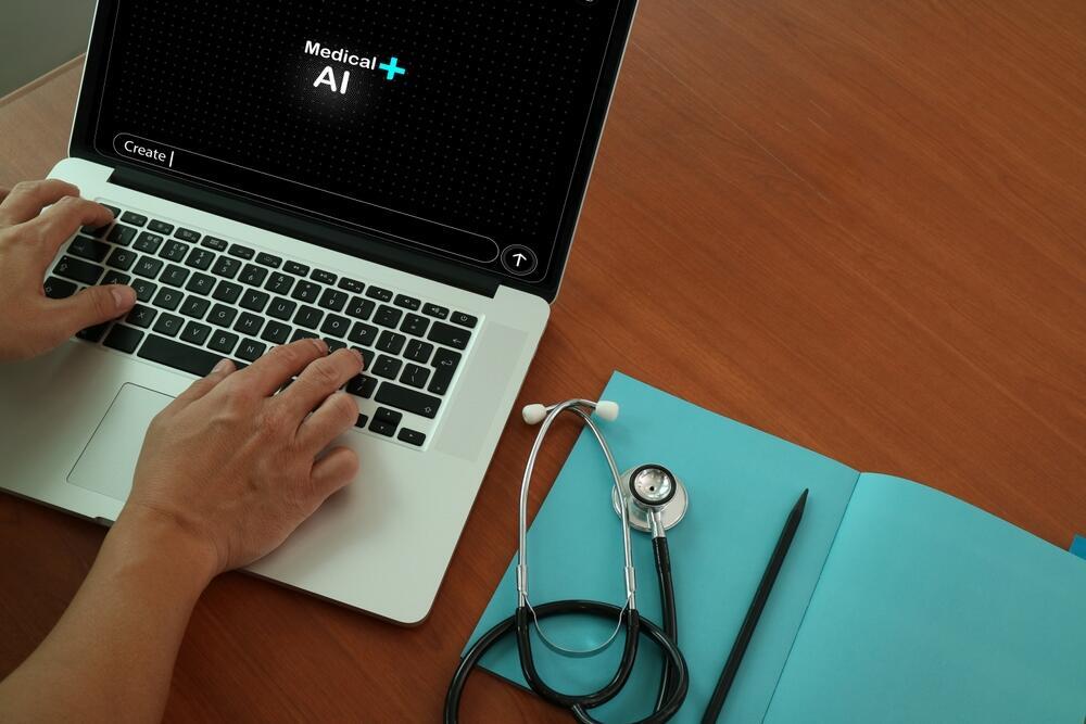 AI transcription of doctor-patient conversations brings major benefits, but also significant challenges and risks. Illustration (Photo: Shutterstock) תמלול שיחות עם רופא בידי AI