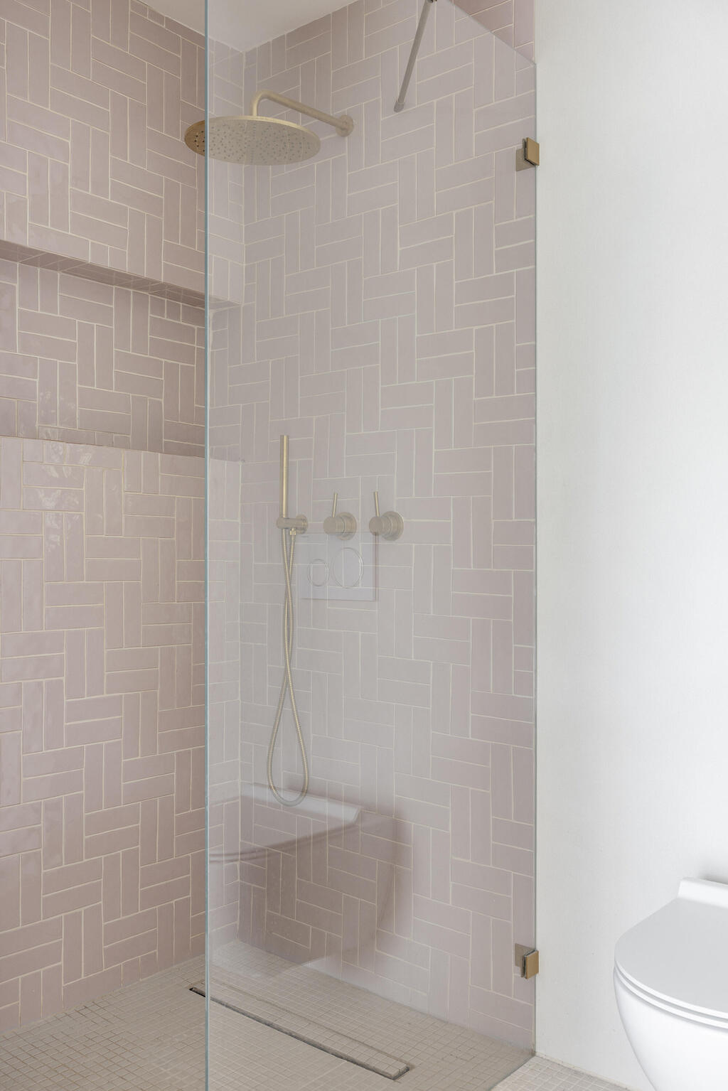 Pale pink tiles (Photo: Itay Benit) בית ברחובות, עיצוב: נועה רודוי