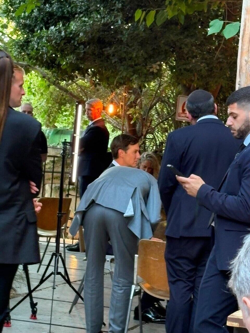 קושנר עם צוותו במסעדה בירושלים