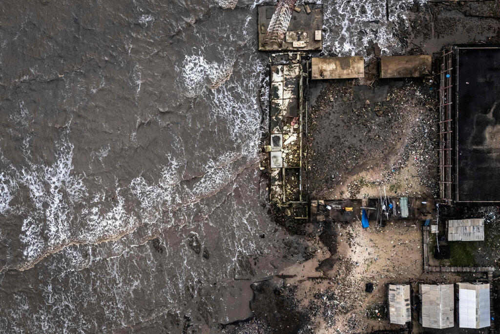 Aerial view of some of the damaged buildings along Ayetoro’s coastline (Photo: Olympia de Maismont/AFP) מבט אווירי על חלק מהמבנים שניזוקו על קו החוף של אייטורו